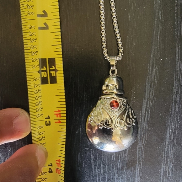 Silvertone Bottle Pendant Neclace . Unisex. - Picture 4 of 9